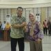 Pejabat Sekwan Lama, Yolanda Rahman berpose bersama pejabat Sekwan baru Sudarman Samad usai serah terima jabatan, Jumat (20/1/2023) (muhajir/gopos)