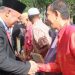 Anggota DPRD Provinsi Gorontalo, Kris Wartabone bersalaman dengan masyarakat pada perayaan hari patriotik 23 Januari, Senin (23/1/2023) (istimewa)