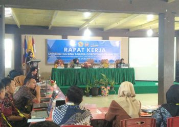 Rektor UNBITA Gorontalo, Dr. Ellys Rachman memberikan sambutan pada raker UNBITA Gorontalo, Selasa (24/1/2023) (muhajir/gopos)
