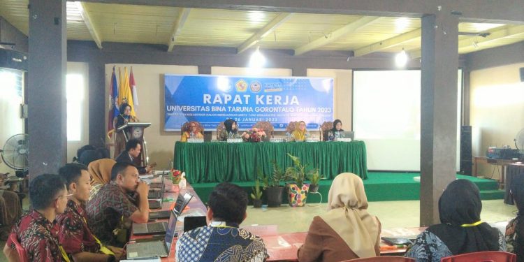 Rektor UNBITA Gorontalo, Dr. Ellys Rachman memberikan sambutan pada raker UNBITA Gorontalo, Selasa (24/1/2023) (muhajir/gopos)
