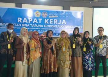 Jajaran pimpinan perguruan tinggi dan pimpinan fakultas Hukum UNBITA Gorontalo pada rapat kerja UNBITA, Selasa (24/1/2023) (muhajir/gopos)