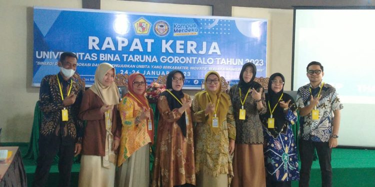 Jajaran pimpinan perguruan tinggi dan pimpinan fakultas Hukum UNBITA Gorontalo pada rapat kerja UNBITA, Selasa (24/1/2023) (muhajir/gopos)