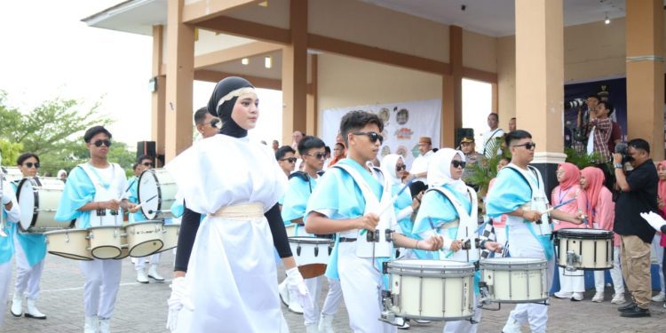 Salah satu tim saat mengikuti Pembukaan Centre Point Marching dan Drumband di Alun-Alun Bone Bolango, Rabu (25/1/2023). (Foto Onal Idrus)
