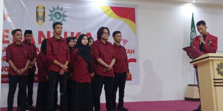 Pelantikan pengurus IMM Cabang Kota Gorontalo oleh Ketua DPD IMM Gorontalo Fitri Usman di Auditorium Darul Arqam, Kota Gorontalo, Senin (30/1/2023) (istimewa)