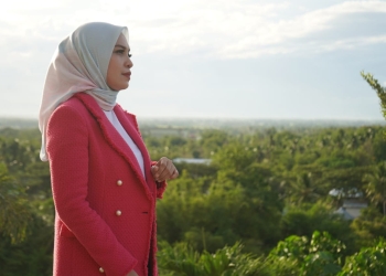 Co-Founder Yumera Hijab, Riny Hulukati saat photoshoot di Objek Wisata Benteng Ulantha, Kecamatan Suwawa, Bone Bolango, Senin (2/1/2023). (Foto Yudha)