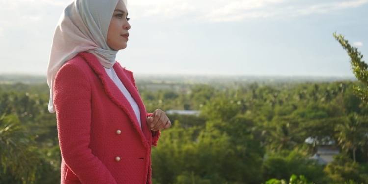 Co-Founder Yumera Hijab, Riny Hulukati saat photoshoot di Objek Wisata Benteng Ulantha, Kecamatan Suwawa, Bone Bolango, Senin (2/1/2023). (Foto Yudha)