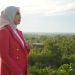 Co-Founder Yumera Hijab, Riny Hulukati saat photoshoot di Objek Wisata Benteng Ulantha, Kecamatan Suwawa, Bone Bolango, Senin (2/1/2023). (Foto Yudha)