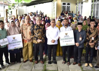 Foto bersama para mustahik dengan Penjagub Gorontalo, Hamka Hendra Noer, dan pengurus Baznas Provinsi Gorontalo pada pendistribusian zakat mal program ekonomi produktif dan pendidikan di Kantor Baznas Gorontalo, Sabtu (24/12/2022). (Foto : Fikri)