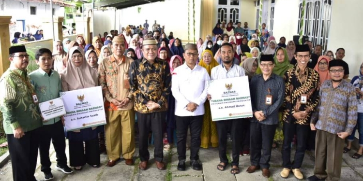 Foto bersama para mustahik dengan Penjagub Gorontalo, Hamka Hendra Noer, dan pengurus Baznas Provinsi Gorontalo pada pendistribusian zakat mal program ekonomi produktif dan pendidikan di Kantor Baznas Gorontalo, Sabtu (24/12/2022). (Foto : Fikri)