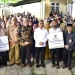 Foto bersama para mustahik dengan Penjagub Gorontalo, Hamka Hendra Noer, dan pengurus Baznas Provinsi Gorontalo pada pendistribusian zakat mal program ekonomi produktif dan pendidikan di Kantor Baznas Gorontalo, Sabtu (24/12/2022). (Foto : Fikri)