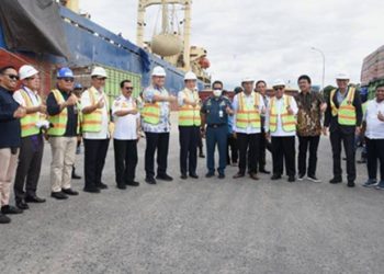 Foto bersama rombongan Gubernur Prefektur Ehime, Jepang, Tokihiro Nakamura, di dermaga pelabuhan Anggrek, Kabupaten Gorontalo Utara, Rabu (18/1/2023). (Foto : Haris)