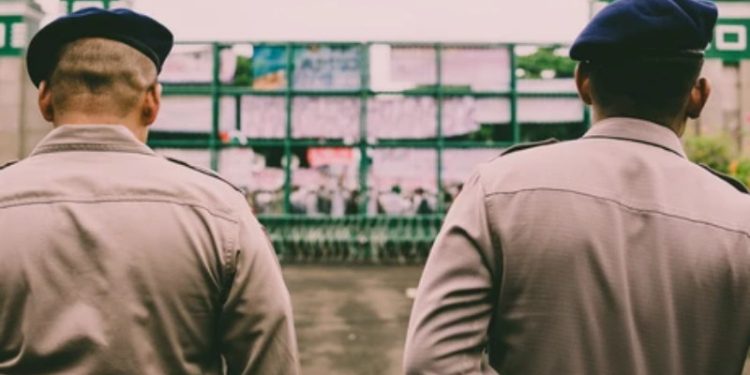 Ilustrasi Polisi Bersama Rekannya. (Shutterstok)