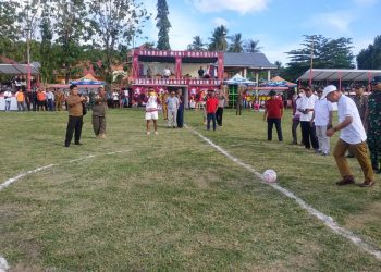 Bupati Pohuwato, Saipul Mbuinga, Memberikan Tendangan Pertama Pembukaan Tournament Jardin Cup 2023, di Lapangan Buntulia Utara, Kecamatan Buntulia, Pohuwato, Senin 30/01/2023  (Yusuf/Gopos)