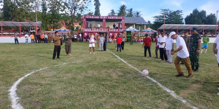 Bupati Pohuwato, Saipul Mbuinga, Memberikan Tendangan Pertama Pembukaan Tournament Jardin Cup 2023, di Lapangan Buntulia Utara, Kecamatan Buntulia, Pohuwato, Senin 30/01/2023  (Yusuf/Gopos)