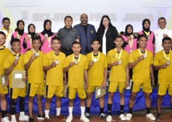 Penjagub Hamka Hendra Noer saat menemani kunjungan Wasekjen Asian Sepaktakraw Federation (ASTAF) bersama atlet sepaktakraw Gorontalo, pada pelaksanaan ASIAN Sepaktaraw Championship di Universitas Muhammadiyah Gorontalo. Kebetulan kunjungan Wasekjen ASTAF ini bertepatan dengan kegiatan ORARI sehingga gubernur tidak sempat menghadiri giat tersebut.