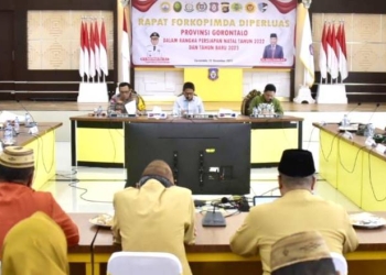 Suasana rapat Forkopimda diperluas yang dipimpin oleh Penjagub Gorontalo, Hamka Hendra Noer, di aula rumah jabatan Gubernur Gorontalo, Kamis (22/12/2022). (Foto : Fikri)