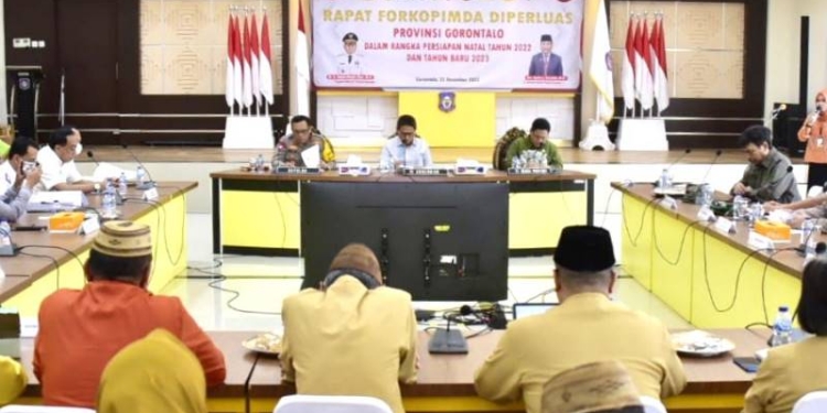 Suasana rapat Forkopimda diperluas yang dipimpin oleh Penjagub Gorontalo, Hamka Hendra Noer, di aula rumah jabatan Gubernur Gorontalo, Kamis (22/12/2022). (Foto : Fikri)