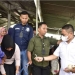 Penjagub Hamka saat melayani masyarakat di pasar murah yang digelar pemprov Gorontalo untuk warga Telaga Jaya, Desa Buhu, Minggu, (25/12/2022). Foto – Nova