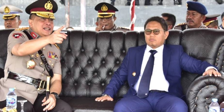 Penjagub Gorontalo, Hamka Hendra Noer (kanan), menghadiri upacara penutupan Diktukba Polri Gelombang II Tahun Anggaran 2022 di lapangan SPN Polda Gorontalo, Rabu (21/12/2022). (Foto : Fikri)