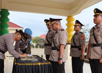 AKBP Juprisan Pratama Ramadhan Nasution saat menandatangani berita acara serah terima jabatan Wakapolres dan Kabag Ops, Jumat (6/1/2023), di Mako Polres Gorontalo Utara. (foto.hms res gorut)
