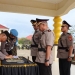 AKBP Juprisan Pratama Ramadhan Nasution saat menandatangani berita acara serah terima jabatan Wakapolres dan Kabag Ops, Jumat (6/1/2023), di Mako Polres Gorontalo Utara. (foto.hms res gorut)