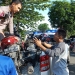 Petugas Sat Lantas Polres Gorontalo Kota mengevakuasi tiga sepeda motor yang mengalami kecelakaan di Jl Arif Rahman Hakim, Kota Gorontalo, Sabtu (14/1/2023)
