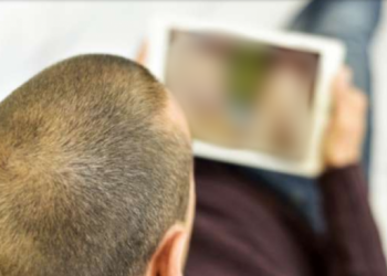 Orang yang gemar menonton video porno akan mudah depresi dan mengisolasikan diri (shutterstock)