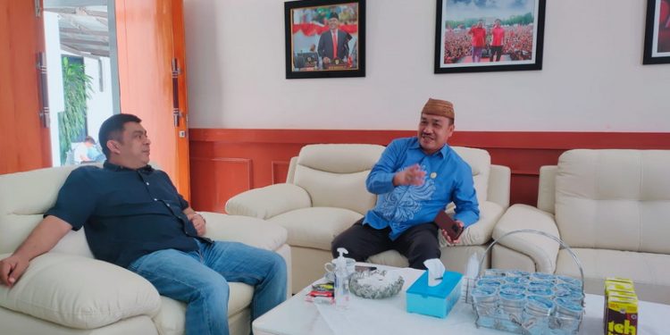 Ketua DPRD Bone Bolango, Halid Tangahu melakukan kunjungan kerja di DPRD Kota Kotamobagu, Selasa (31/1/2023). (Foto: Istimewa)