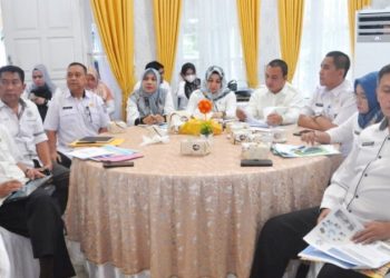 Sejumlah pimpinan OPD Provinsi Gorontalo mengikuti rapat pelaksanaan program kegiatan tahun anggaran 2023 yang dipimpin oleh Penjagub Hamka Hendra Noer, di aula rumah jabatan Wakil Gubernur Gorontalo, Rabu (1/2/2023). (Foto : Haris)