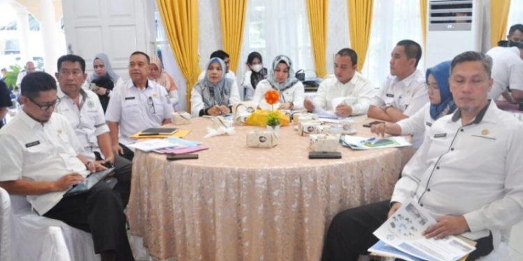Sejumlah pimpinan OPD Provinsi Gorontalo mengikuti rapat pelaksanaan program kegiatan tahun anggaran 2023 yang dipimpin oleh Penjagub Hamka Hendra Noer, di aula rumah jabatan Wakil Gubernur Gorontalo, Rabu (1/2/2023). (Foto : Haris)