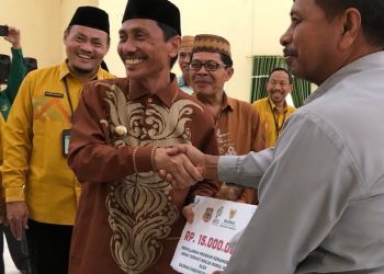 Bupati Gorontalo Nelson Pomalingo menghadiri kegiatan Penyaluran Zakat Maal Program Ekonomi Produktif Dan Pendidikan Kerjasama Baznas Provinsi Gorontalo Dan Kabupaten Gorontalo, di Gedung Kasmat Lahay, Kecamatan Limboto, Kabupaten Gorontalo, Kamis (02/02/2023). (Foto: Dela/Gopos)