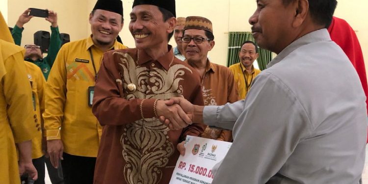 Bupati Gorontalo Nelson Pomalingo menghadiri kegiatan Penyaluran Zakat Maal Program Ekonomi Produktif Dan Pendidikan Kerjasama Baznas Provinsi Gorontalo Dan Kabupaten Gorontalo, di Gedung Kasmat Lahay, Kecamatan Limboto, Kabupaten Gorontalo, Kamis (02/02/2023). (Foto: Dela/Gopos)