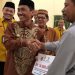 Bupati Gorontalo Nelson Pomalingo menghadiri kegiatan Penyaluran Zakat Maal Program Ekonomi Produktif Dan Pendidikan Kerjasama Baznas Provinsi Gorontalo Dan Kabupaten Gorontalo, di Gedung Kasmat Lahay, Kecamatan Limboto, Kabupaten Gorontalo, Kamis (02/02/2023). (Foto: Dela/Gopos)