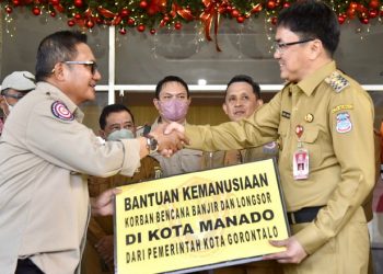 Pemerintah Kota Gorontalo menyerahkan secara langsung bantuan korban banjir ke Pemerintah Kota Manado, Senin (6/2/2023). (Foto: Humas)