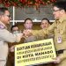 Pemerintah Kota Gorontalo menyerahkan secara langsung bantuan korban banjir ke Pemerintah Kota Manado, Senin (6/2/2023). (Foto: Humas)