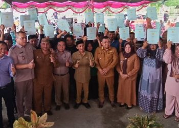 Penyerahan Sertifikat Hak Atas Tanah Redistribusi Tahun 2022 dilaksanakan oleh Bupati Gorontalo Nelson Pomalingo, Senin (6/2/2023) (Foto: Istimewa)