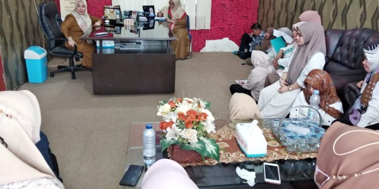 Sejumlah Honorer di lingkungan DPRD Bone Bolango mendapatkan pengarahan secara langsung oleh Sekertaris Dewan Bone Bolango, Merry Ngadju, Selasa (7/2/2023).