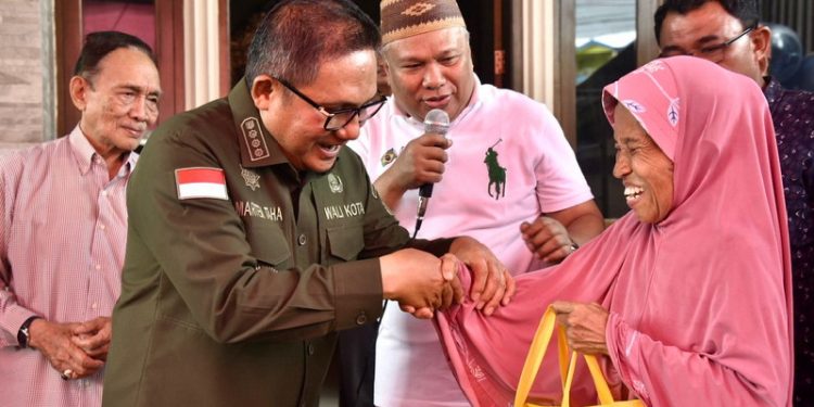 Wali Kota Gorontalo, Marten Taha kembali memberikan bantuan kepada korban banjir di wilayah Manado. Namun kali ini ia datang langsung ke beberapa masyarakat untuk memberi bantuan tersebut, Jumat (10/2/2023). (Foto: Humas)