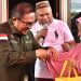 Wali Kota Gorontalo, Marten Taha kembali memberikan bantuan kepada korban banjir di wilayah Manado. Namun kali ini ia datang langsung ke beberapa masyarakat untuk memberi bantuan tersebut, Jumat (10/2/2023). (Foto: Humas)
