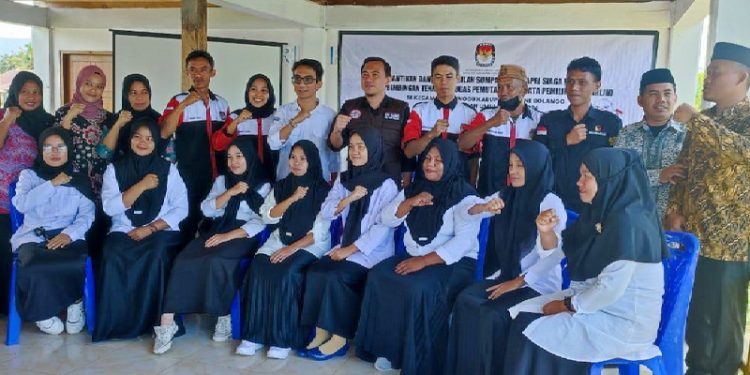 Ketua Komisi Pemilihan Umum (KPU) Bone Bolango, Adnan Berahim melantik sekaligus memberikan arahan kepada Petugas Pemutakhiran Data Pemilihan (Pentarlih) di Kecamatan Pinogu.