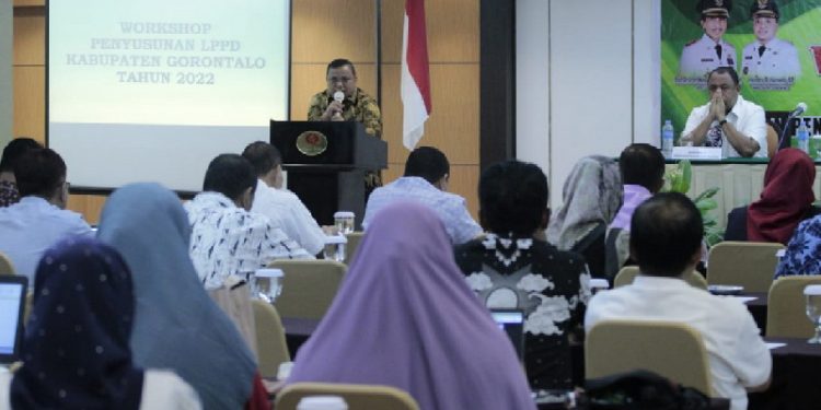 Wakil Bupati Gorontalo, Hendra S. Hemeto Melaksanakan pembukaan Workshop Penyusunan Laporan Penyelenggaraan Pemerintahan Daerah (LPPD) Kabupaten Gorontalo Tahun 2022, di Hotel Grand Puri Manado, Provinsi Sulawesi Utara, Senin (13/02/2023).
