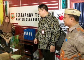 Perwakilan KPK RI, Fries Moun Wongso (tengah) saat melakukan Observasi Desa Anti Korupsi di Desa Pilohayanga, Kecamatan Telaga, Kabupaten Gorontalo, Selasa (14/2/2023). (Foto: Dela/Gopos)