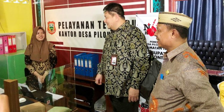 Perwakilan KPK RI, Fries Moun Wongso (tengah) saat melakukan Observasi Desa Anti Korupsi di Desa Pilohayanga, Kecamatan Telaga, Kabupaten Gorontalo, Selasa (14/2/2023). (Foto: Dela/Gopos)