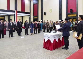 Wali Kota Gorontalo, Marten Taha melantik sekaligus melaksanakan Pengukuhan dan Pengambilan Sumpah/Janji Pejabat Tinggi Pratama (Eselon II) dan Pejabat Fungsional di Lingkungan Pemerintah Kota Gorontalo di BLY, Kota Gorontalo, Kamis (16/2/2023). (Foto: Humas)