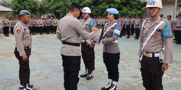 Kepolisian Resor Gorontalo kembali menggelar Upacara Pemberhentian Tidak Dengan Hormat (PTDH) dari dinas Polri kepada salah satu anggotanya berinisial Brigpol (YS) alias Yos, Jum’at (17/02/2023).