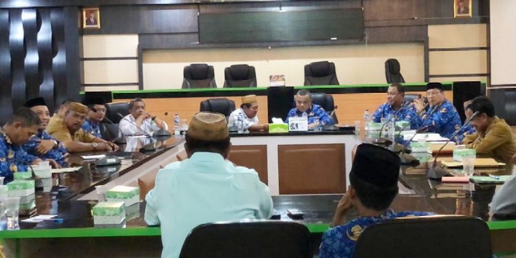 Wakil Bupati Gorontalo, Hendra Hemeto saat menghadiri Rapat Persiapan STQH di Ruangan Kantor Bupati Senin (20/02/2023) (Foto: dela)