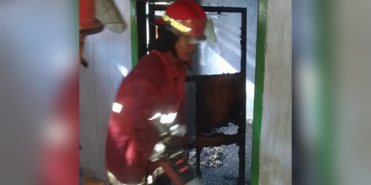 Ditinggal pemiliknya, Satu Rumah di Kelurahan Kayubulan Kecamatan Limboto, Kabupaten Gorontalo hampir ludes terbakar pada Selasa siang (21/2/2023), pukul 11.00 Wita.