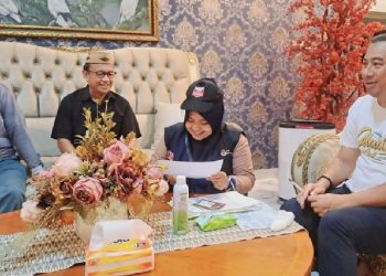 Bupati Bone Bolango, Hamim Pou Jadi yang terakhir menjalani proses Coklit yakni di kediaman pribadinya di Desa Popodu, Kecamatan Bulango Timur, Kabupaten Bone Bolango, Kamis(23/2). (Dok. KPU Bone Bolango)