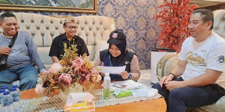 Bupati Bone Bolango, Hamim Pou Jadi yang terakhir menjalani proses Coklit yakni di kediaman pribadinya di Desa Popodu, Kecamatan Bulango Timur, Kabupaten Bone Bolango, Kamis(23/2). (Dok. KPU Bone Bolango)
