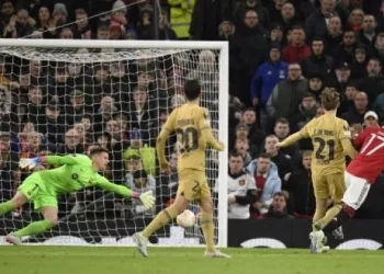 Gelandang Manchester United asal Brasil Fred (kanan) menembak dan mencetak gol pertama timnya selama pertandingan play-off leg kedua babak knockout liga Eropa UEFA antara Manchester United dan FC Barcelona di stadion Old Trafford di Manchester, Inggris, pada 23 Februari, 2023. Oli SCARFF/AFP